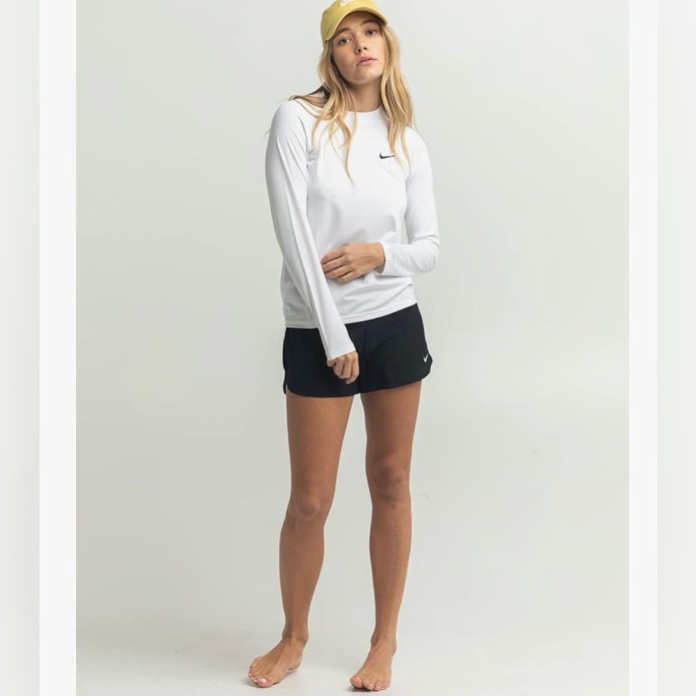#133 🌷Nike White dry fit with grey check mark Crew Neck Long Sleeve Tee
